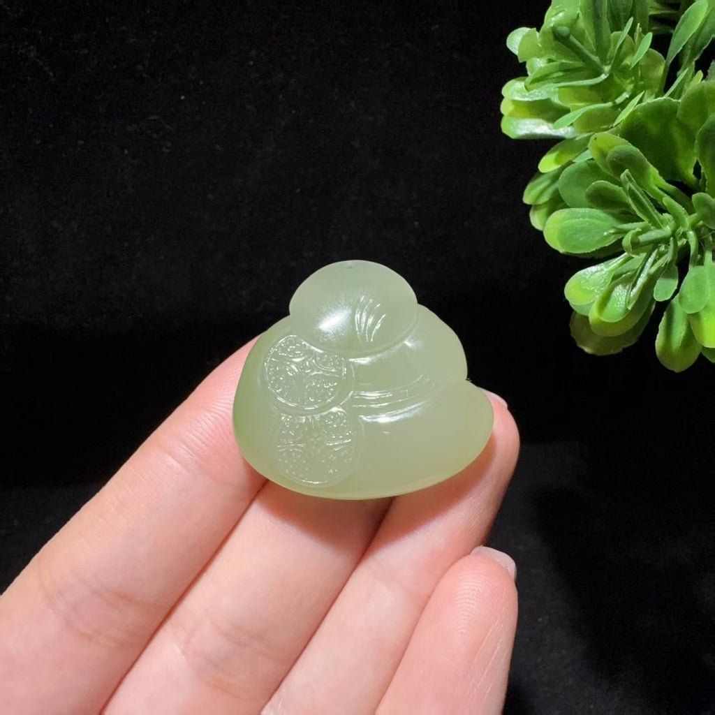 和田玉冰底带翠佛公挂件