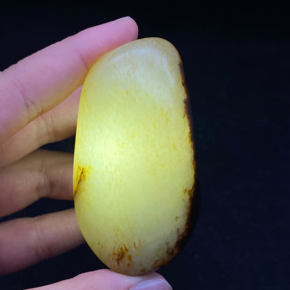 和田玉-聚红皮带洒金皮青白肉籽料手把件