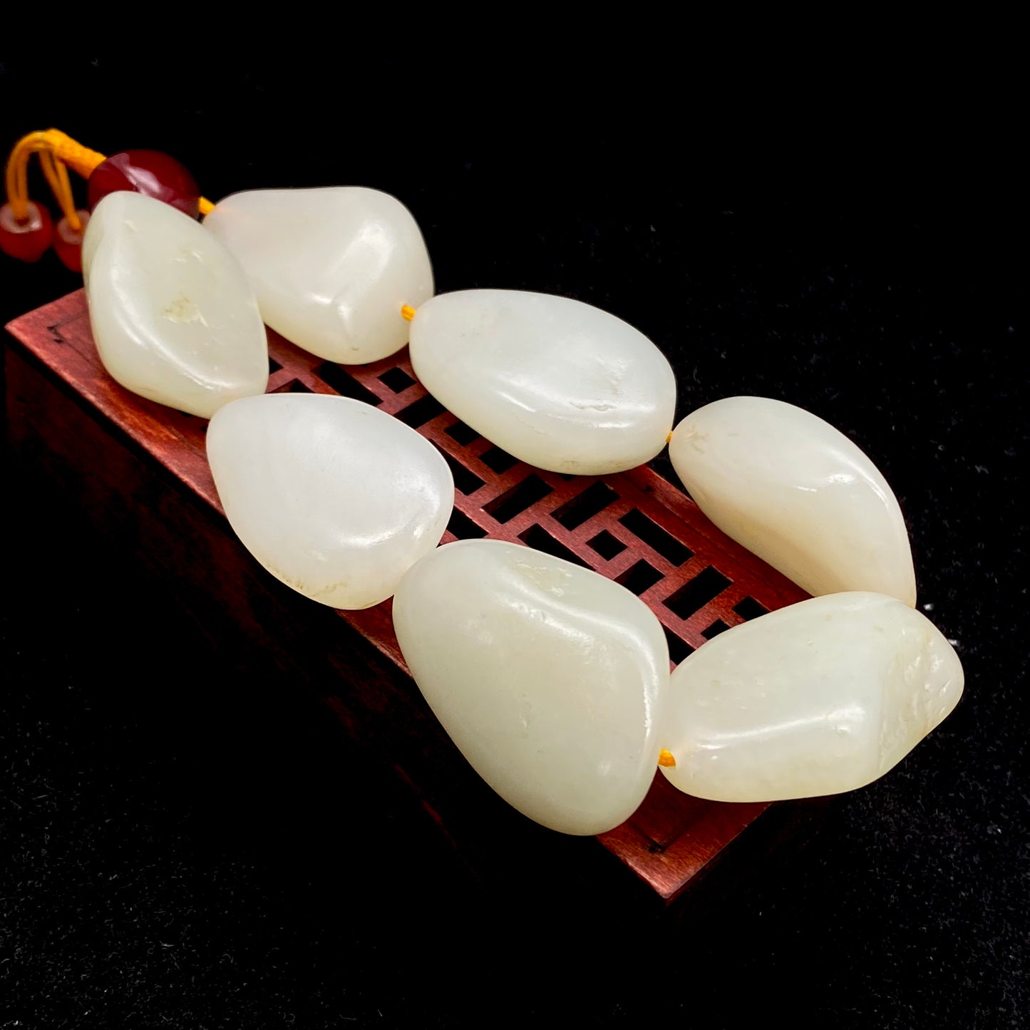 和田玉- 淡淡的黄皮白肉 精品手串