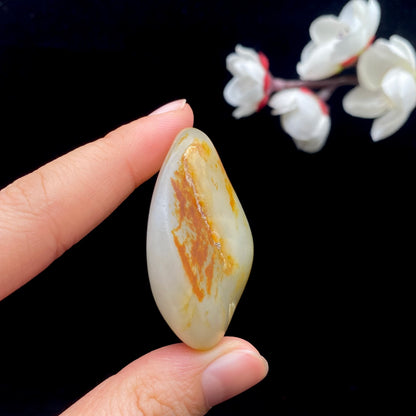 和田玉-黄皮青花底籽料原石