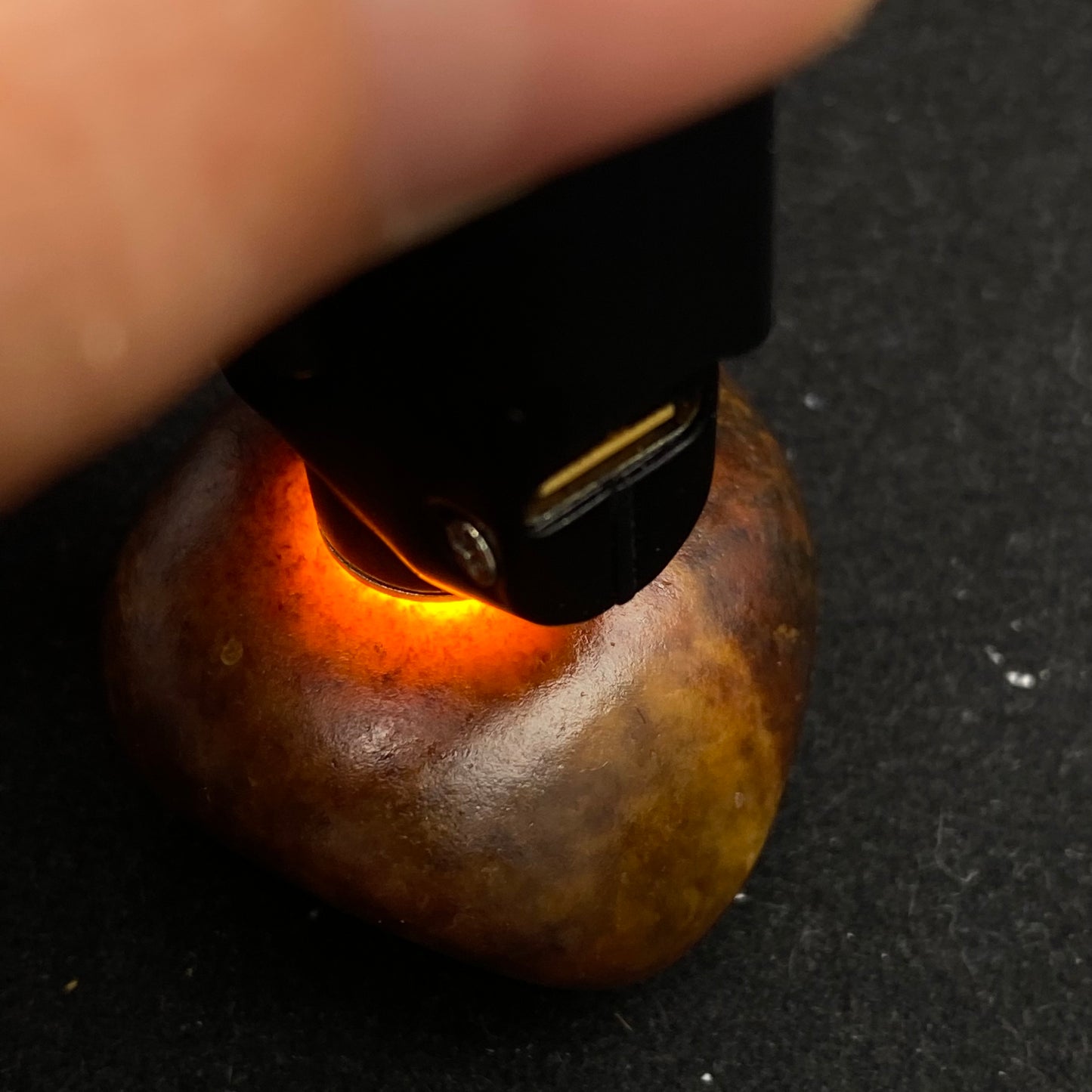 和田玉-红沁皮籽料原石挂件