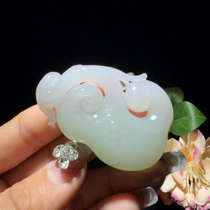 和田玉带翠挂件如意