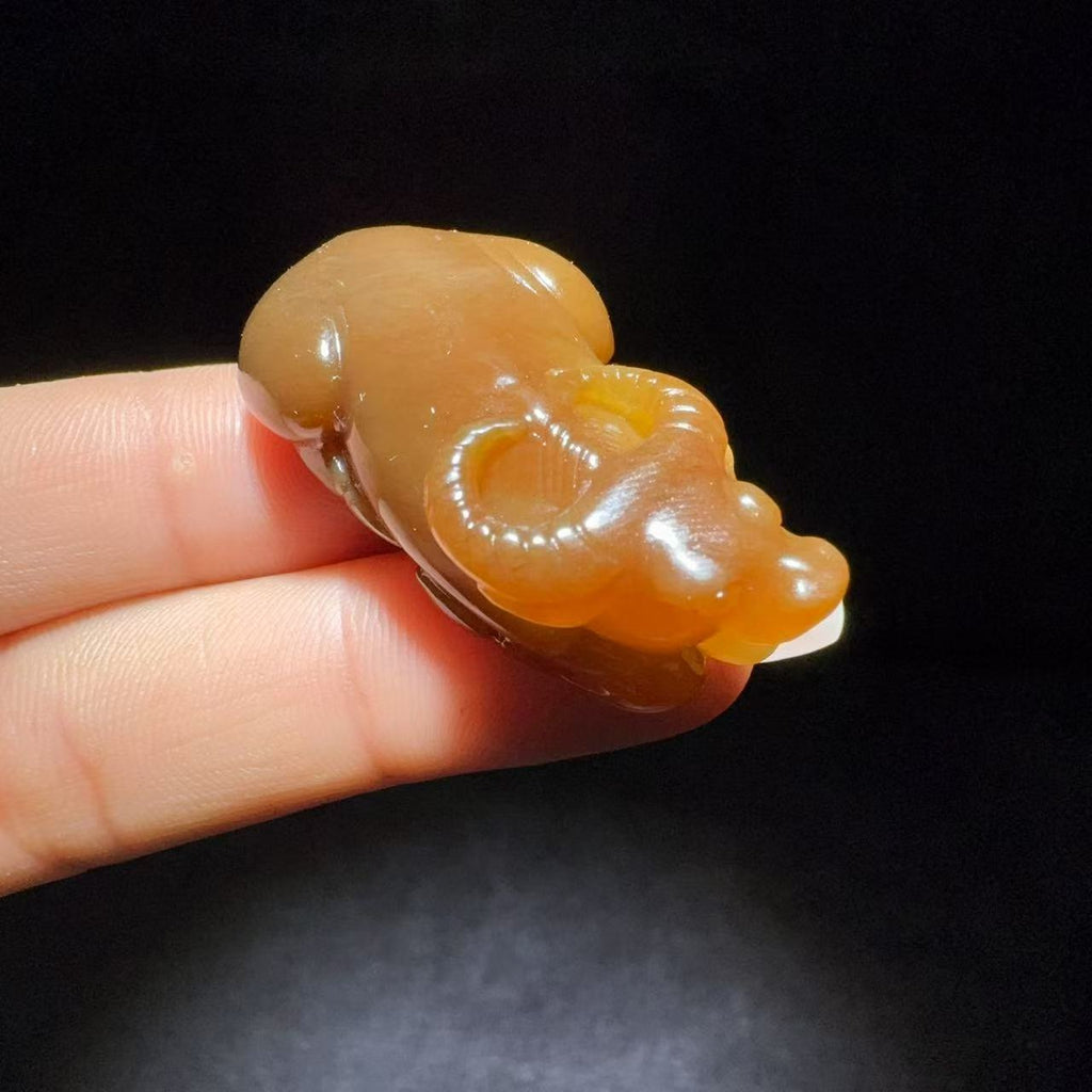 和田玉糖白挂件牛