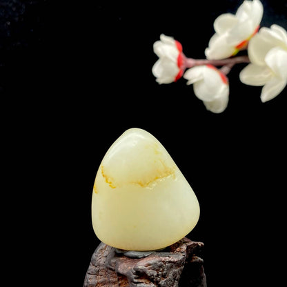 和田玉-洒红皮白肉籽料原石挂件
