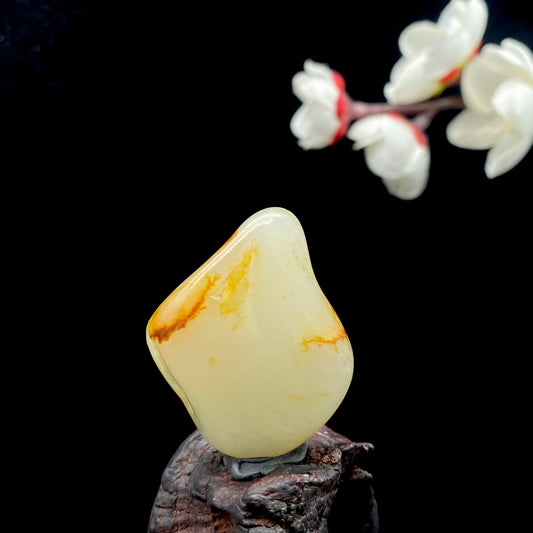 和田玉-洒金皮白肉籽料原石挂件