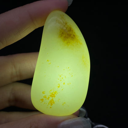 和田玉-洒金皮白肉籽料原石挂件