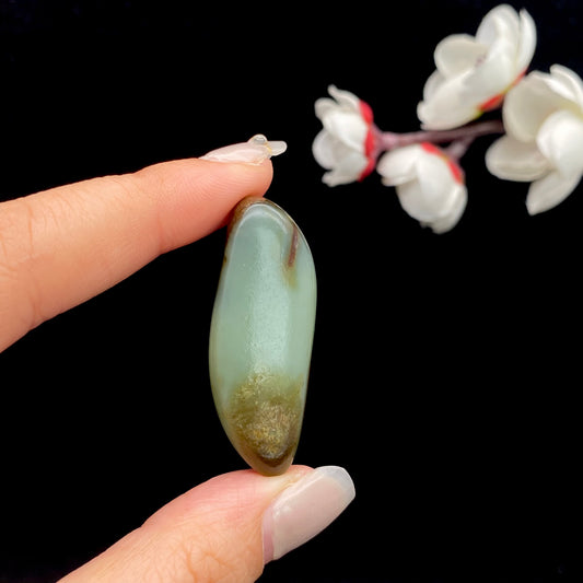 和田玉-聚红皮沙枣青籽料原石挂件