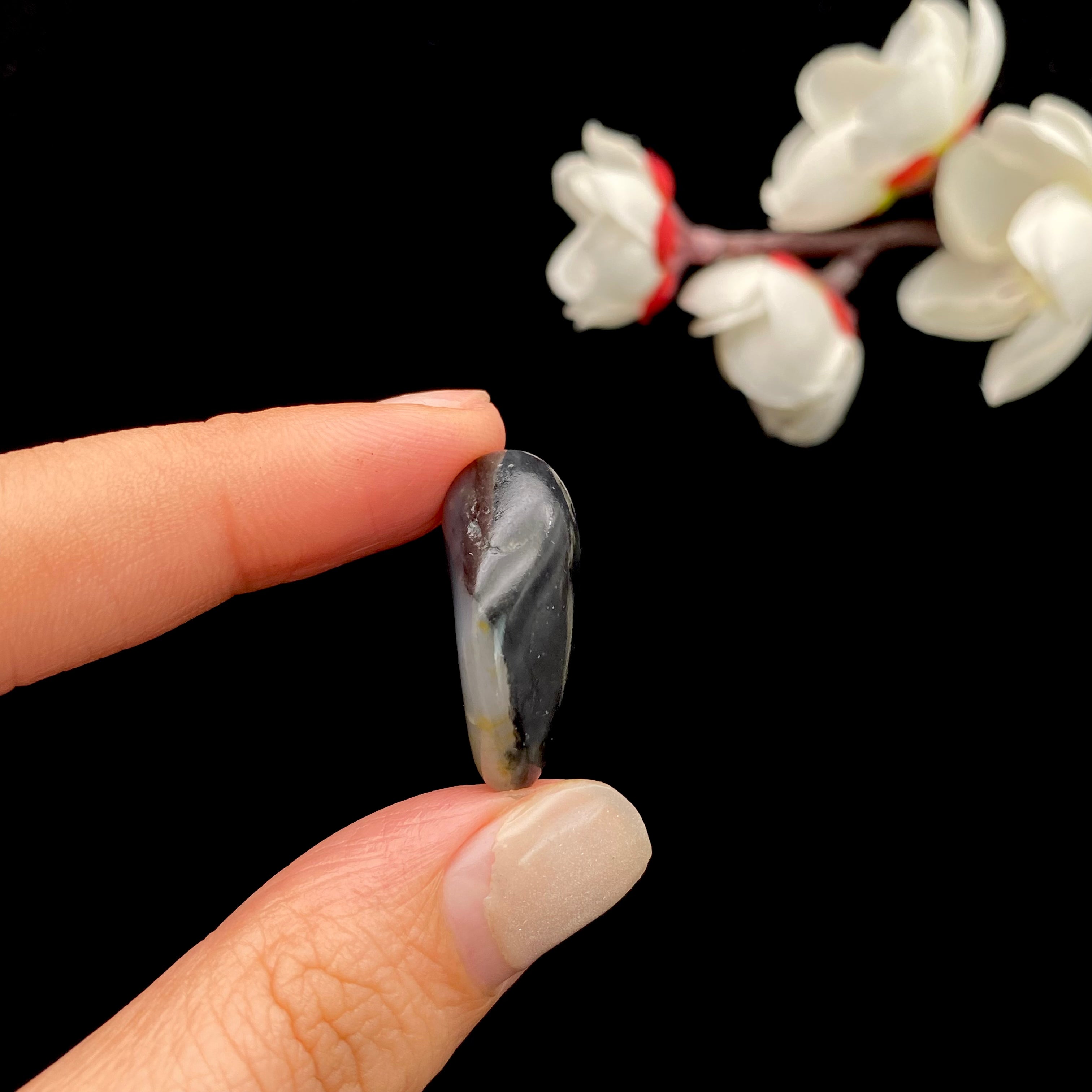 和田玉-青花籽料原石挂件– 厚德载玉