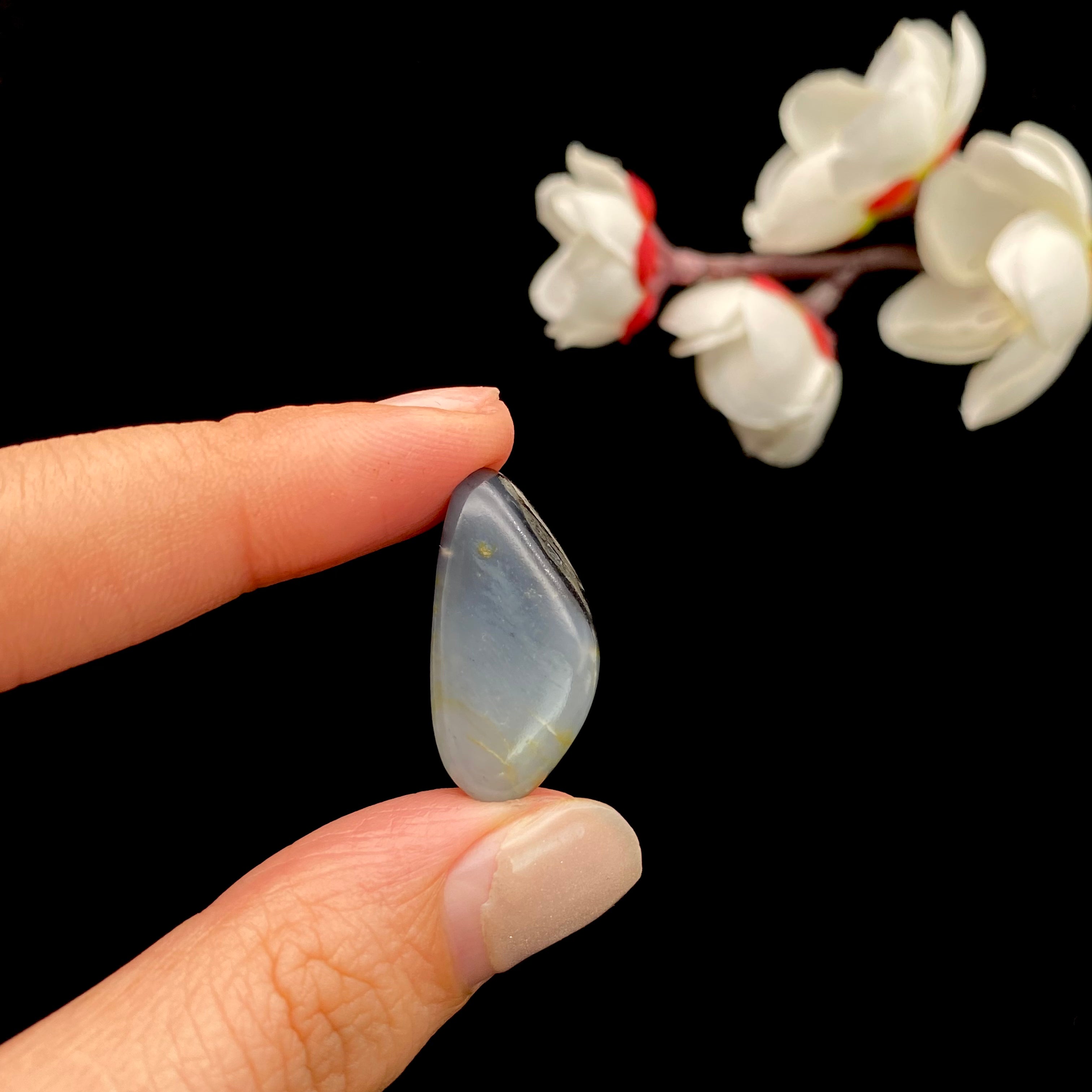 和田玉-青花籽料原石挂件– 厚德载玉
