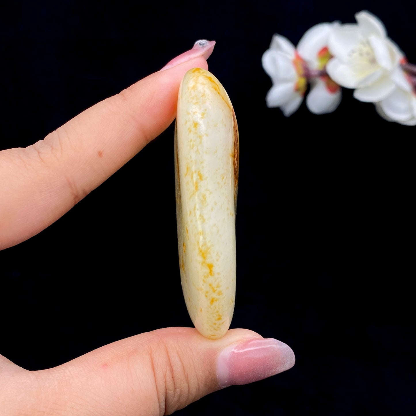 和田玉-洒红皮白肉籽料手把件