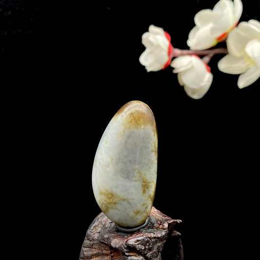 和田玉-秋梨皮青花底籽料挂件