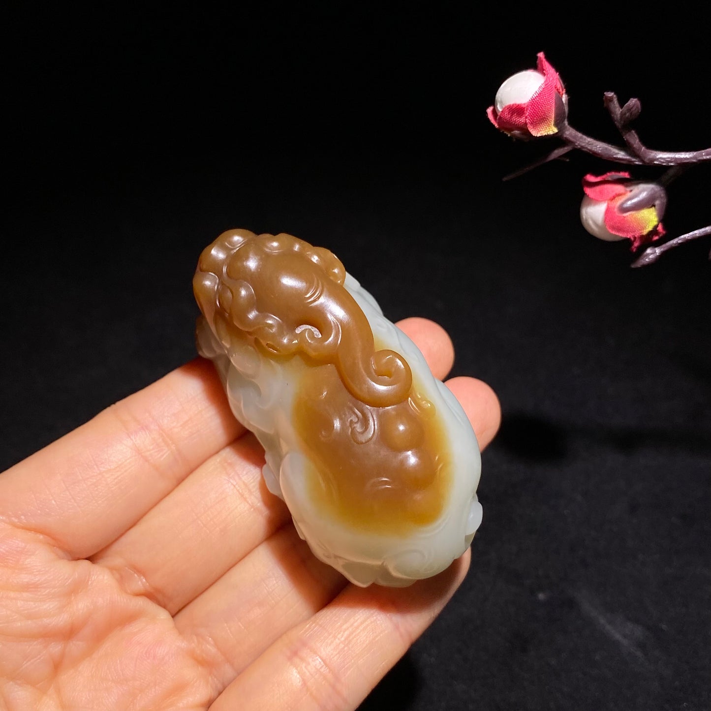 新疆且末羊脂糖白玉貔貅手把件