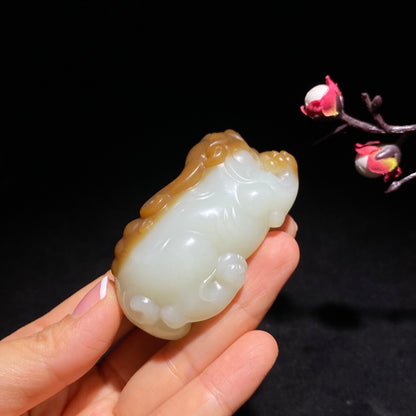新疆且末羊脂糖白玉貔貅手把件
