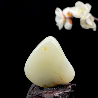 【超值推荐】和田玉-淡淡的黄皮青白肉籽料挂件