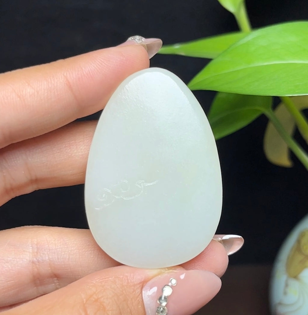 新疆和田玉且末糖白观音挂件