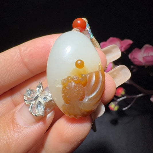 和田玉糖白挂件连年有余