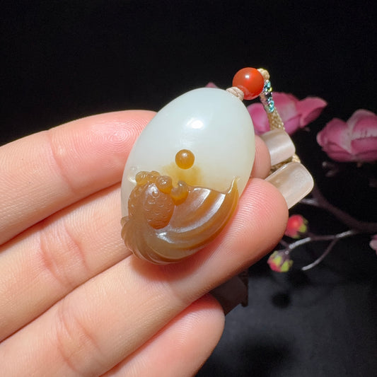 和田玉糖白挂件连年有余