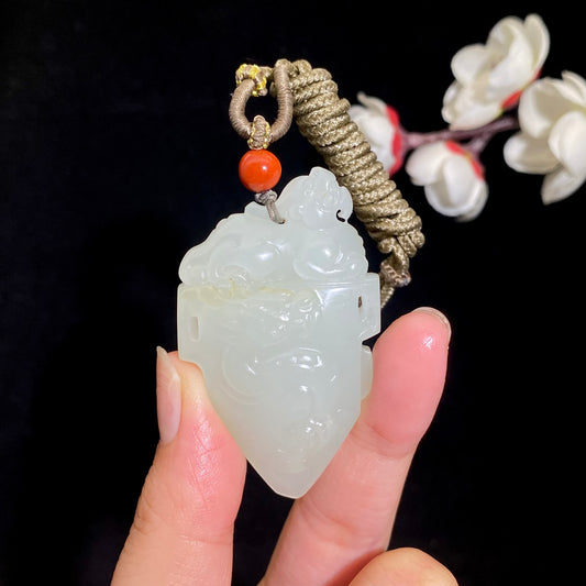 和田玉-白玉籽料【府上有龙】挂件