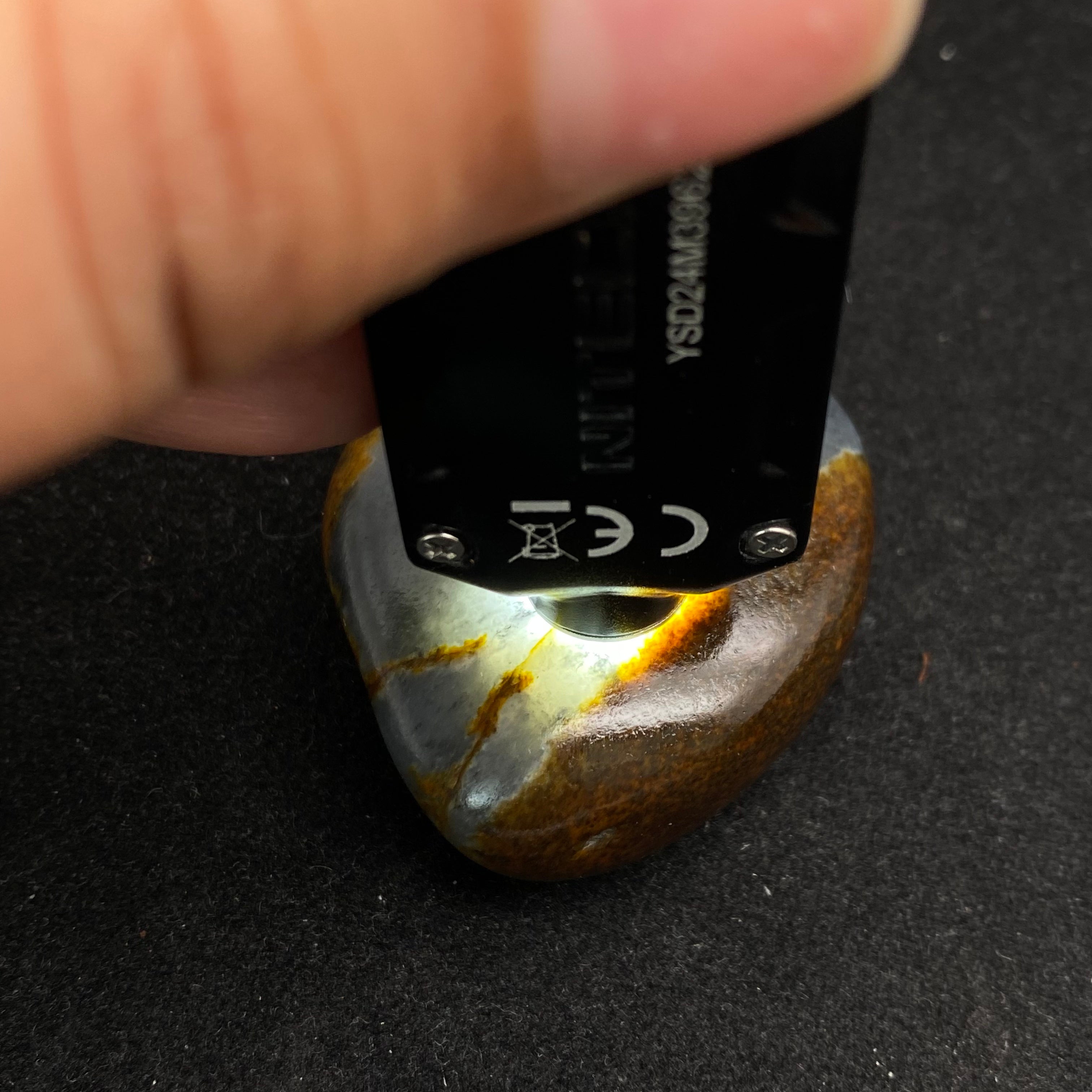 和田玉-聚黄皮青花籽料大挂件– 厚德载玉