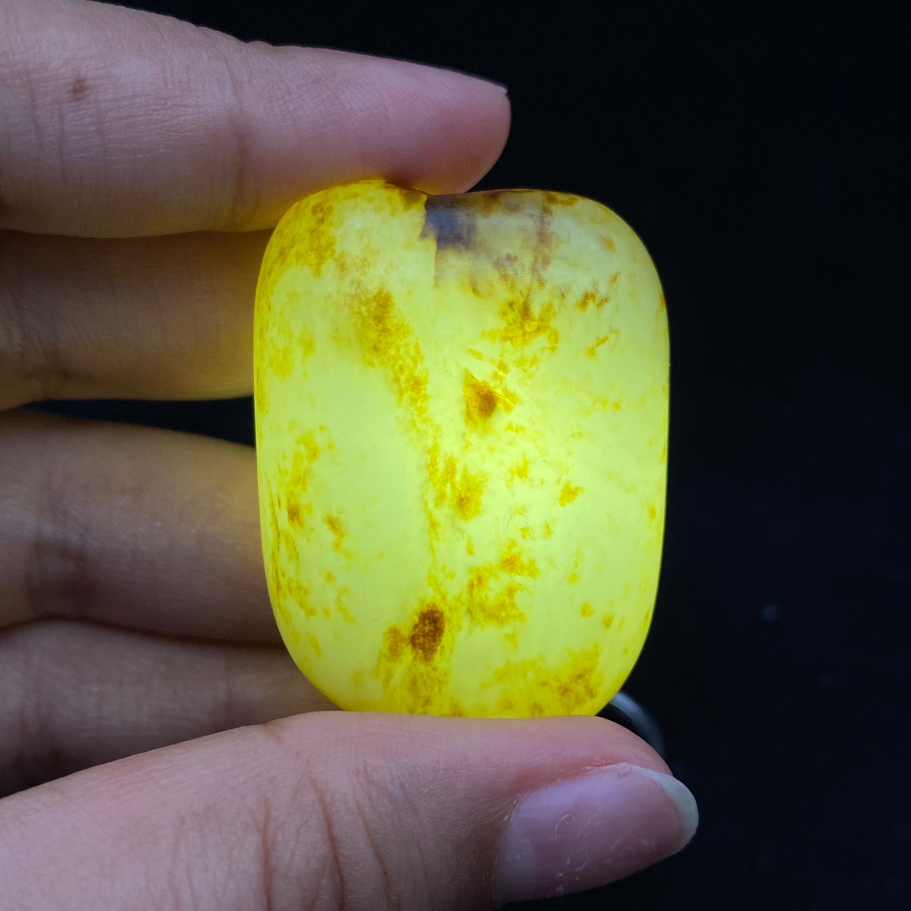和田玉-洒金皮白肉籽料挂件