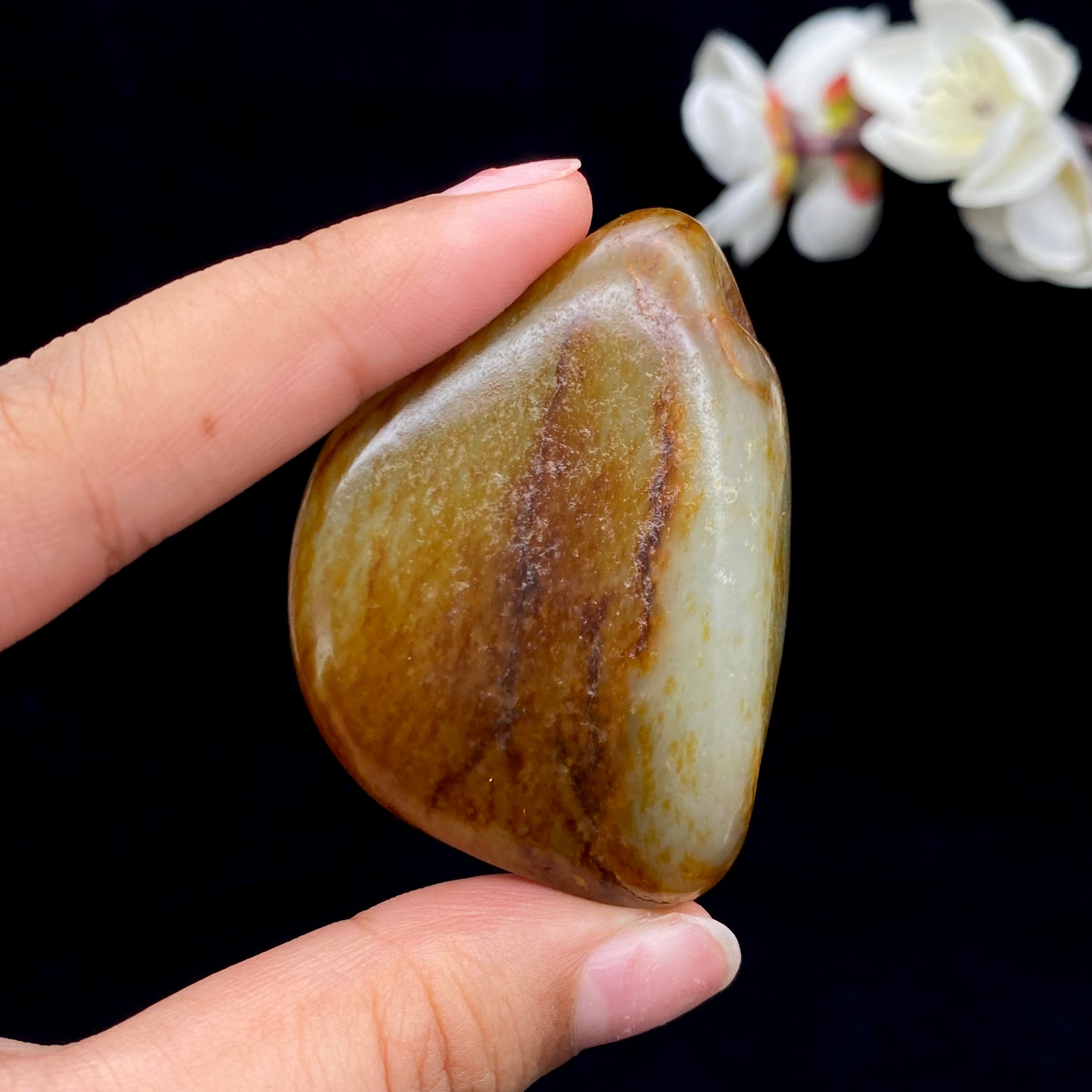 和田玉-聚红皮带洒金皮青白肉籽料小手把件