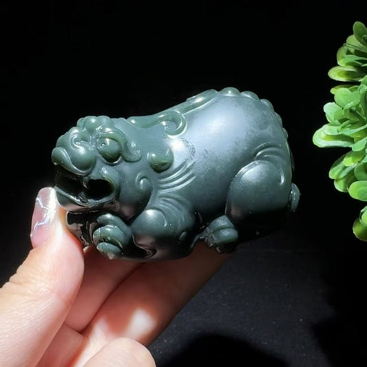 和田玉塔青手把件貔貅