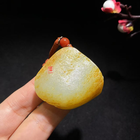 和田洒金皮莲畔蛙趣挂件