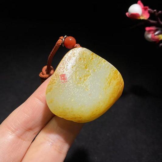 和田洒金皮莲畔蛙趣挂件