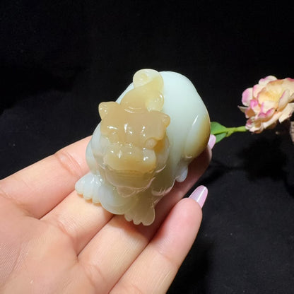 和田玉糖白手把件貔貅（143.6g）