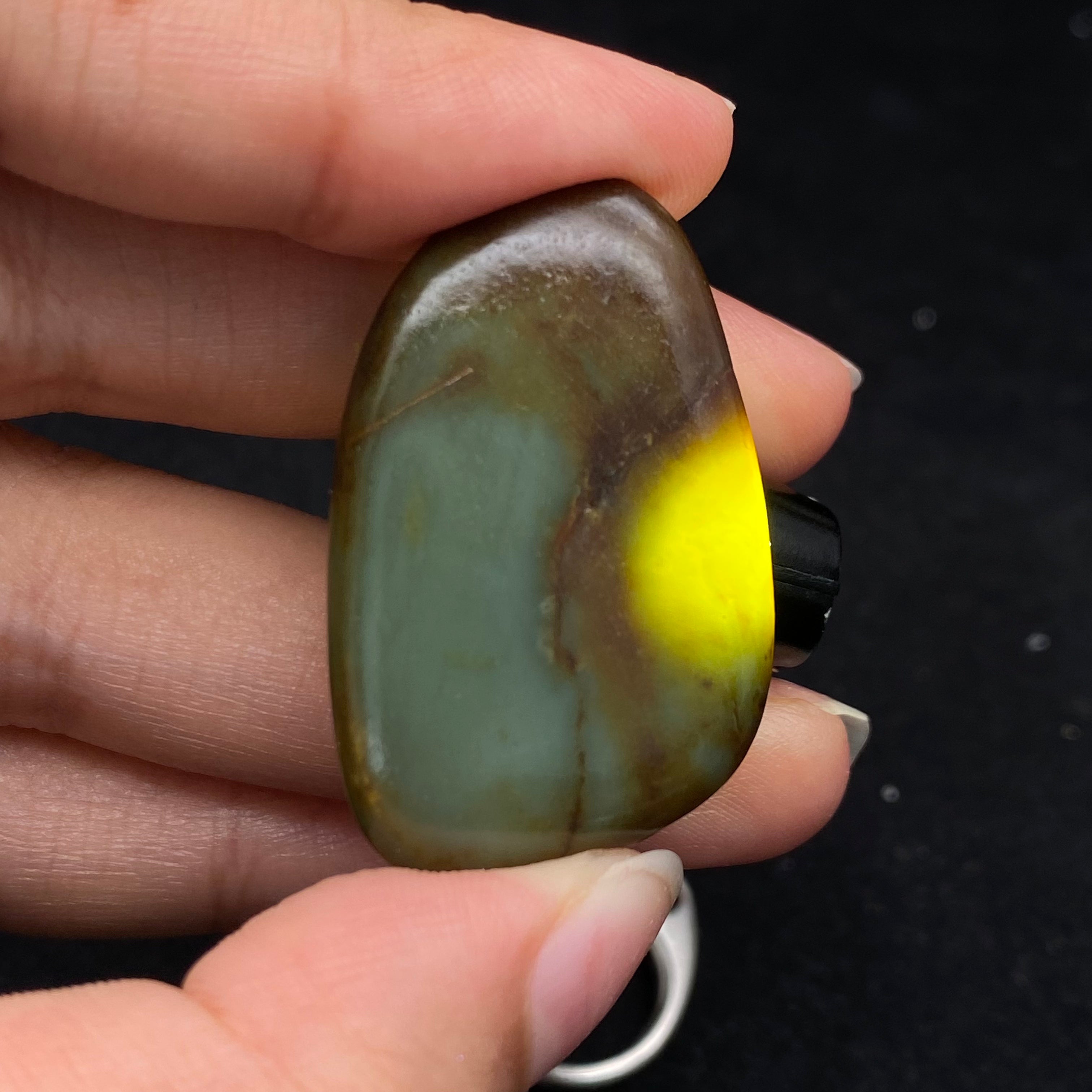 和田玉-沙枣青带黄皮籽料原石（12.2克）