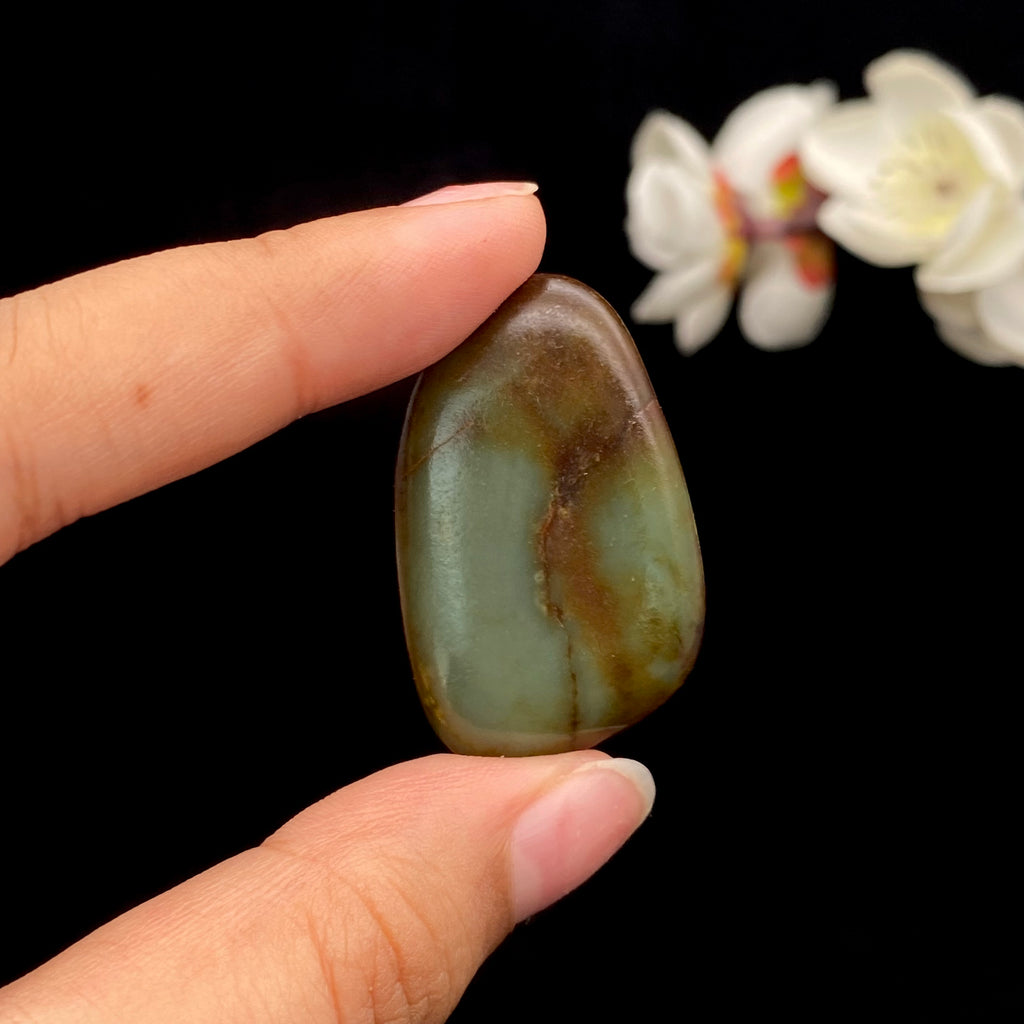 和田玉-沙枣青带黄皮籽料原石（12.2克）