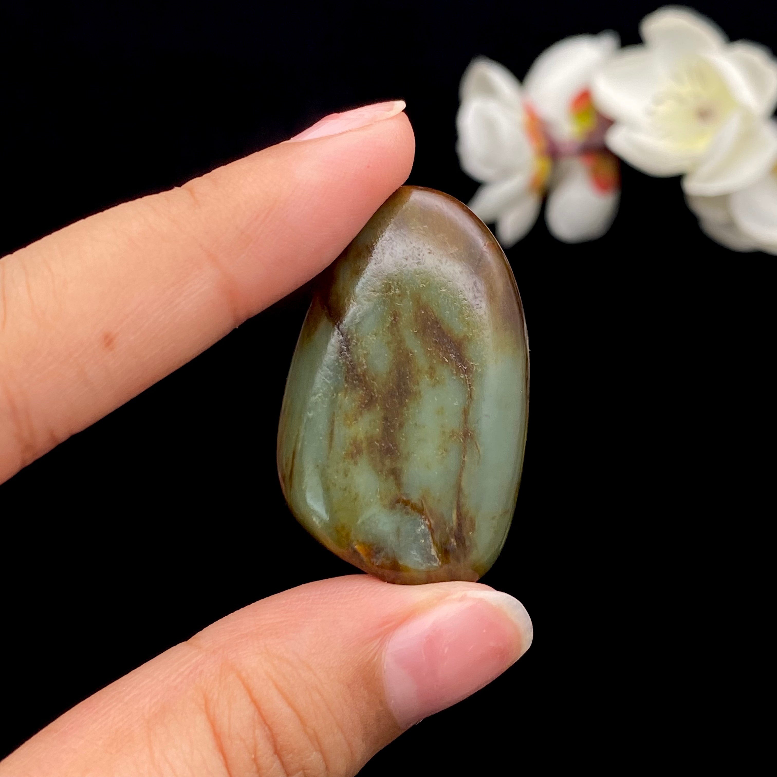 和田玉-沙枣青带黄皮籽料原石（12.2克）