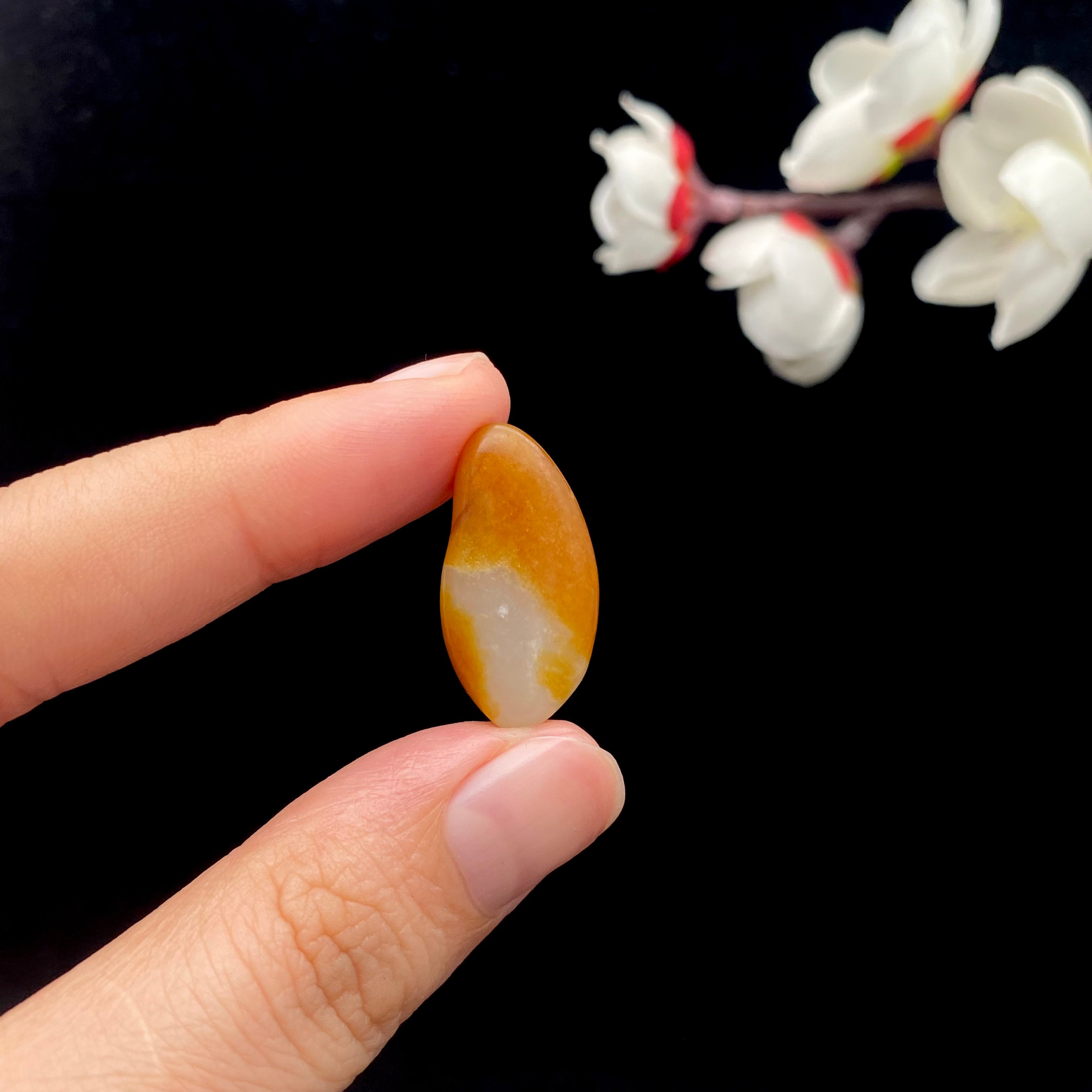 和田玉-黄沁皮漏白肉籽料原石（3.3克）