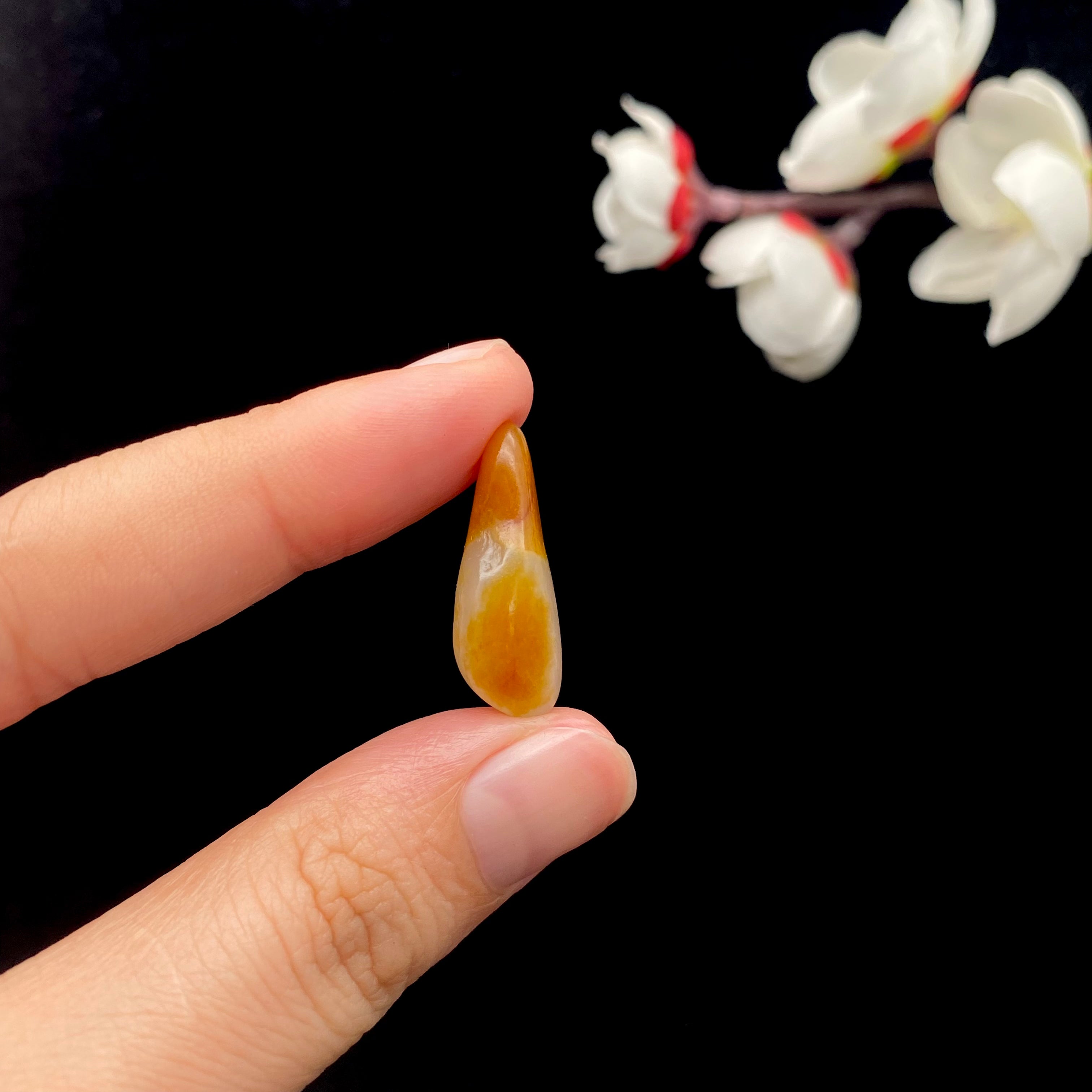和田玉-黄沁皮漏白肉籽料原石（3.3克）