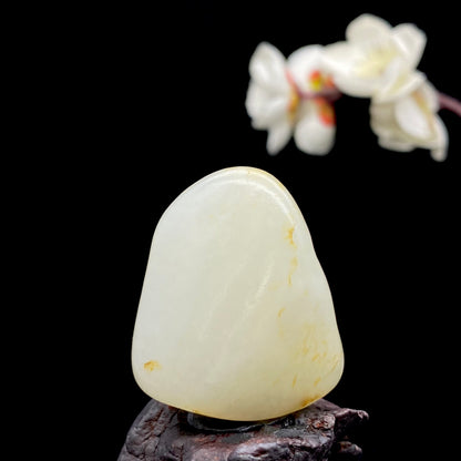 和田玉-淡淡的黄皮白肉籽料挂件（24克）