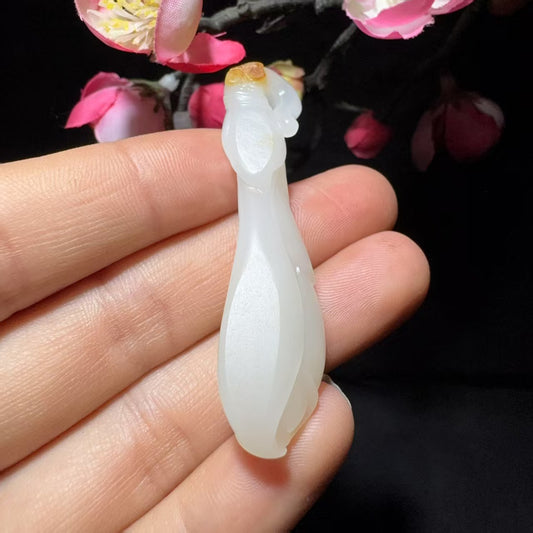 和田玉籽料挂件玉兰花（8.9g）