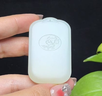 和田玉且末糖羊脂玉千手观音挂件（31.1g）