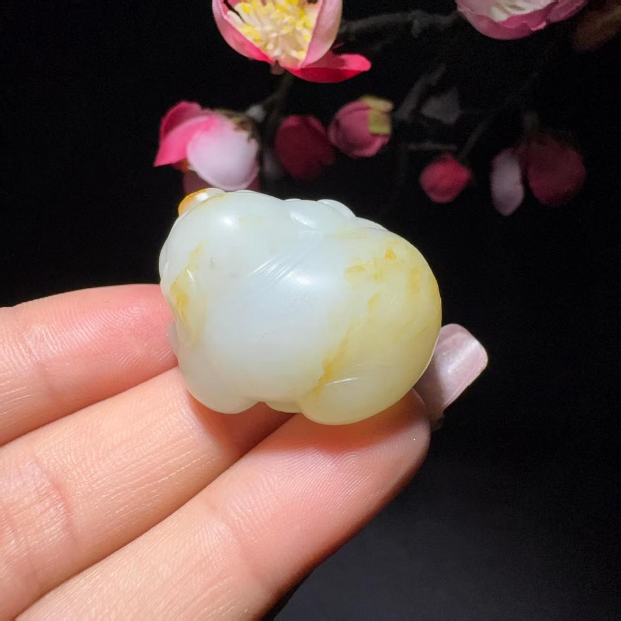 和田玉籽料挂件发财猪（25.6g）