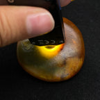 和田玉-红沁皮带翠籽料原石（121克）