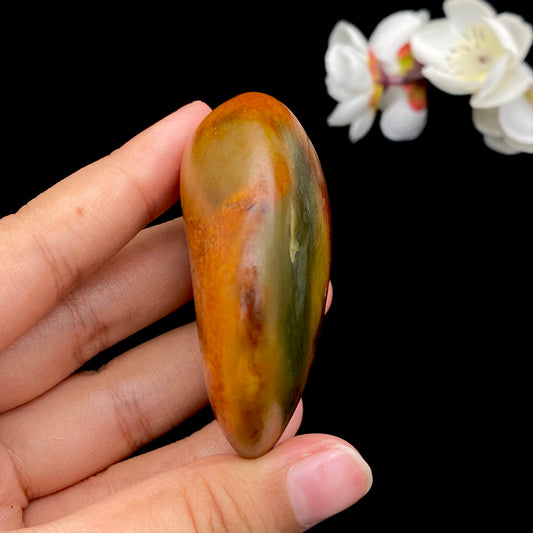 和田玉-红沁皮带翠籽料原石（121克）