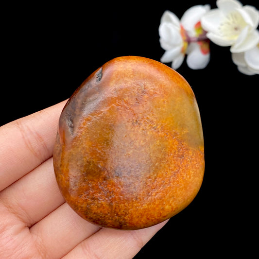 和田玉-红沁皮带翠籽料原石（121克）