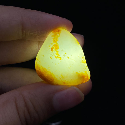 和田玉-洒金皮白肉籽料原石（10.6克）
