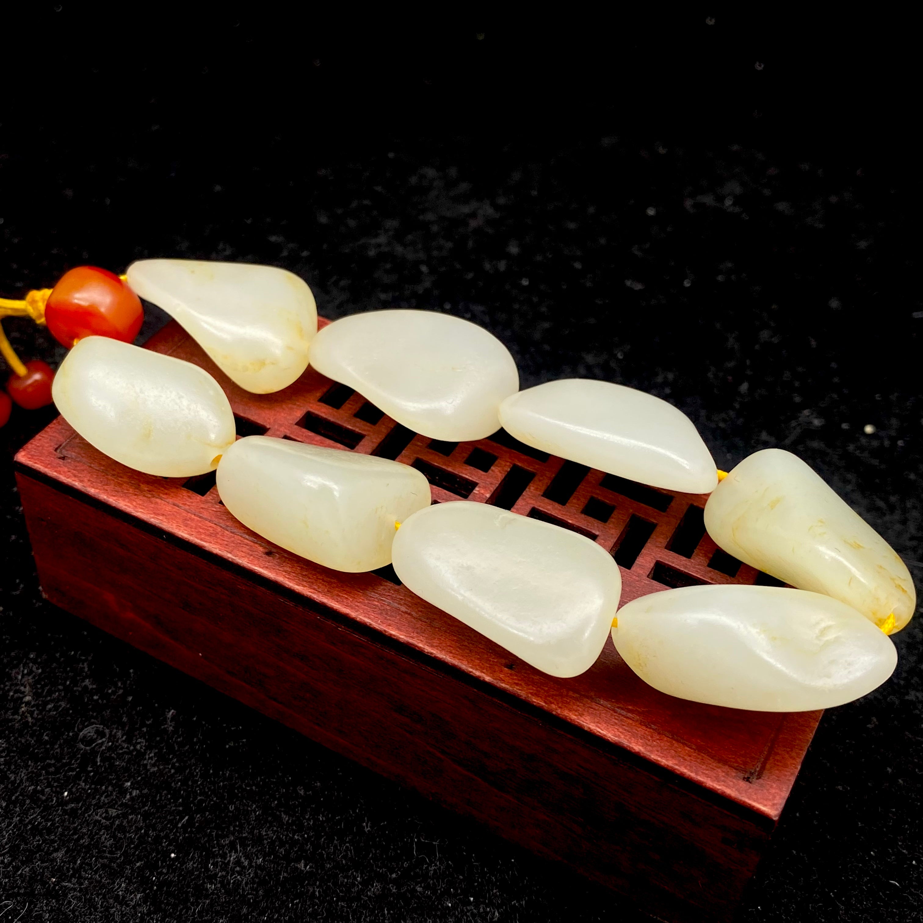 和田玉-洒金皮白肉【精品手串】（70.7克）