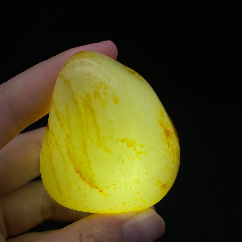 和田玉-洒金皮带红皮白肉籽料原石（104.1克）