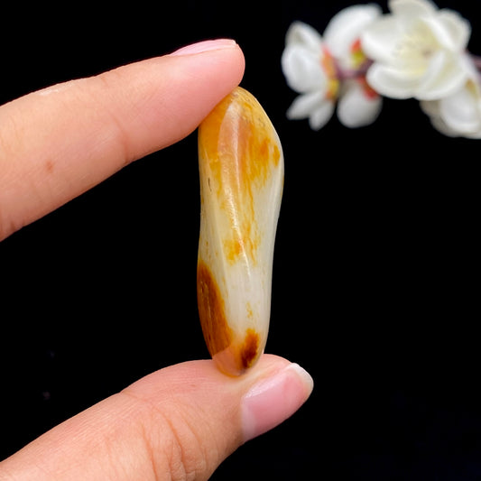 【超值推荐】和田玉-聚黄皮带洒金皮白肉籽料挂件（24克）