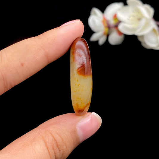和田玉-聚红皮带洒金皮青花底籽料挂件（17.8克）