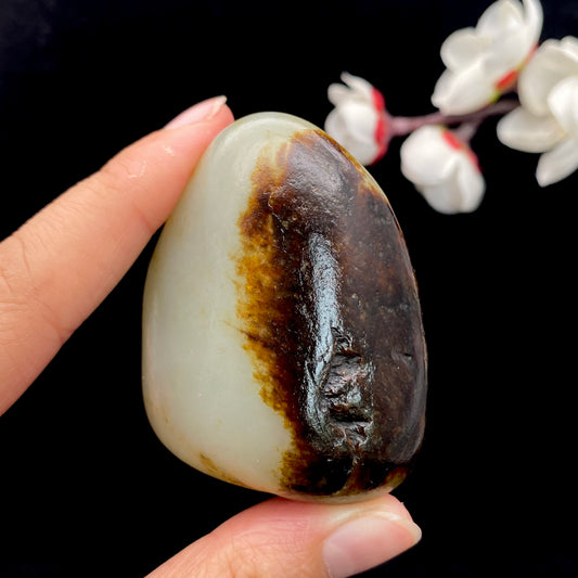 和田玉-聚黑皮青白肉籽料原石（84.5克）