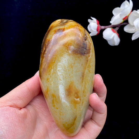 和田玉-洒金皮带黄皮青白肉籽料原石（549.8克）