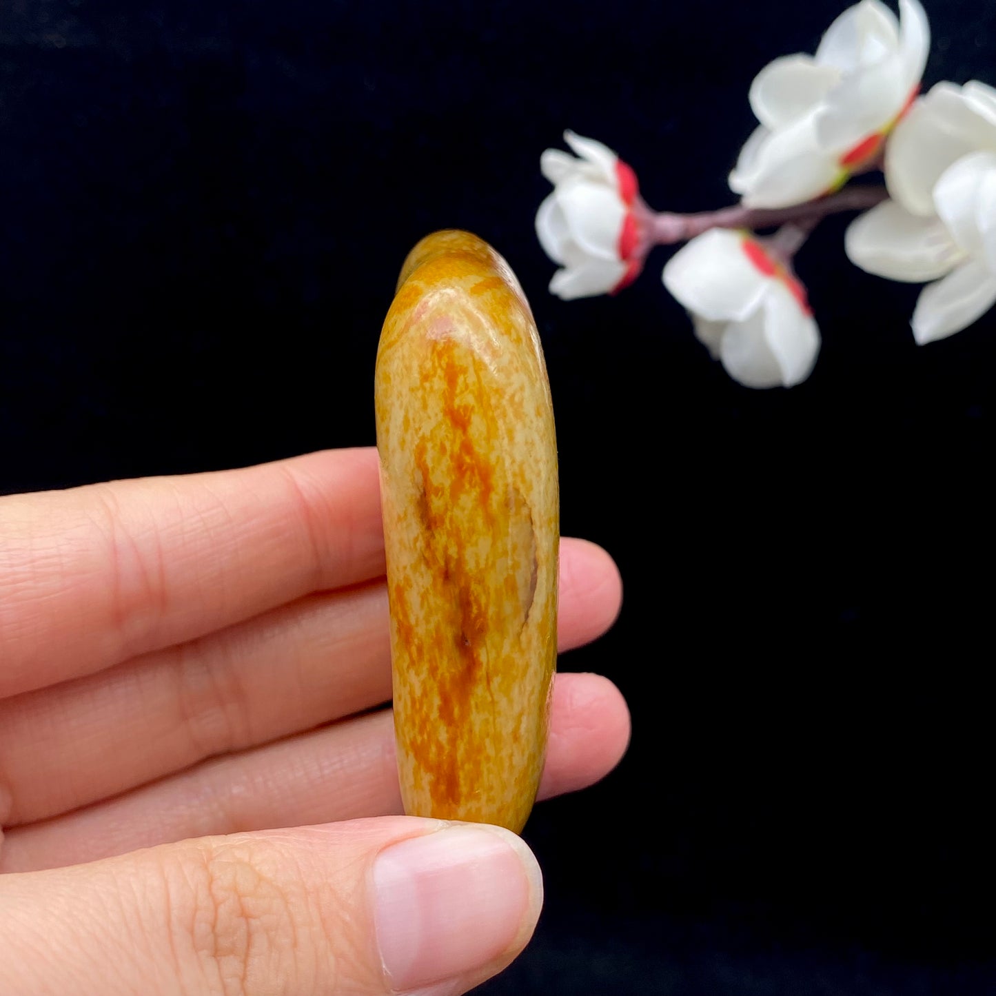 和田玉-洒金皮带聚黄皮白肉籽料原石（76.3克）
