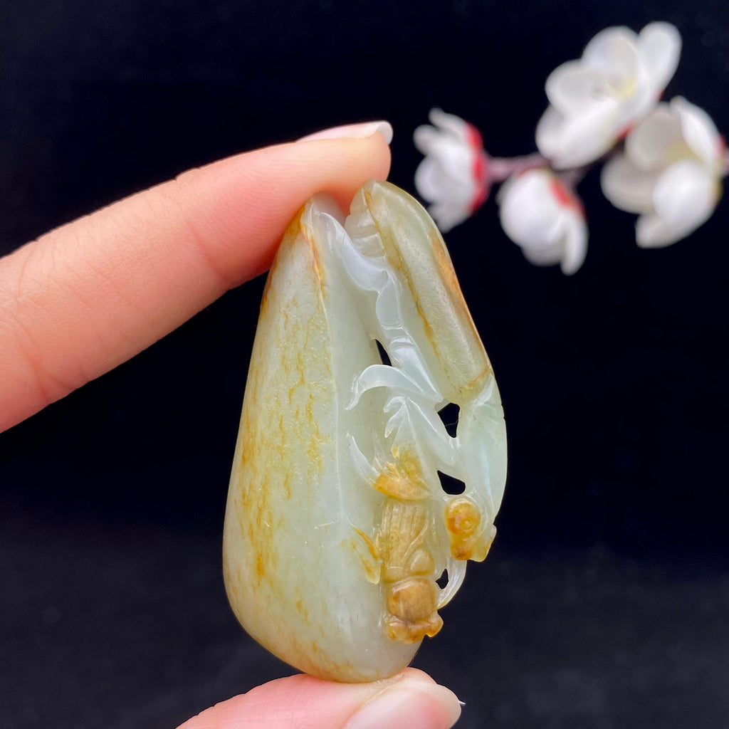 和田玉籽料【螳螂捕蝉 黄雀在后】（37.8g）